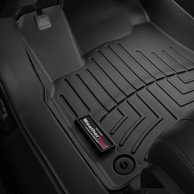 Alfombrilla protectora instalada en el piso de un vehículo | Protective floor liner installed in a vehicle.