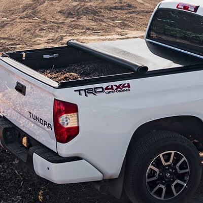 Cubierta instalada sobre la caja de una camioneta | Cover installed over a pickup truck bed.