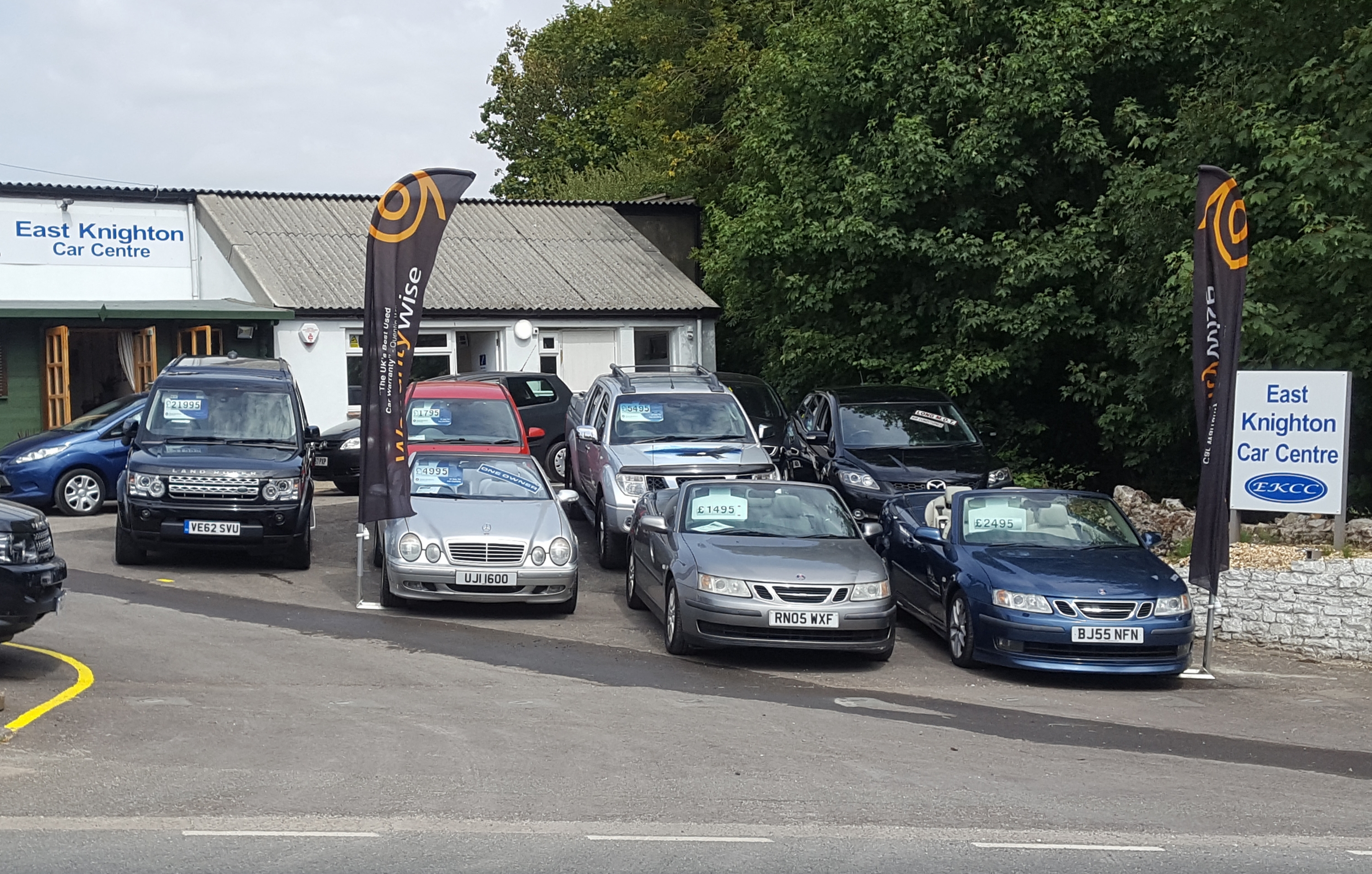 Vista de la explanada de East Knighton Car Centre con varios autos en exhibición.