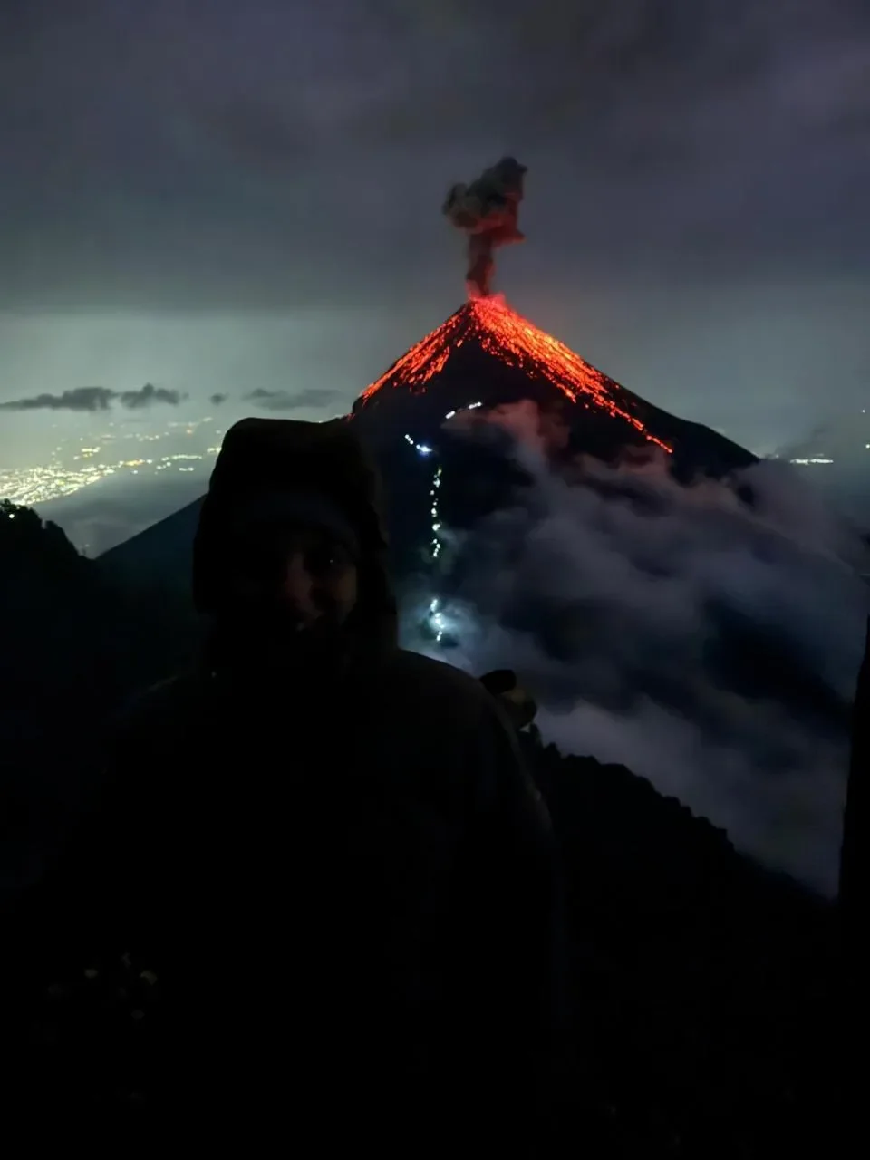 Excursionistas contemplan el volcán Acatenango y sus cumbres