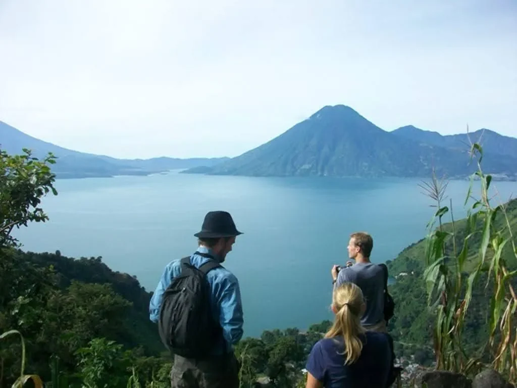 Vista del lago de Atitlán y sus volcanes durante una salida guiada