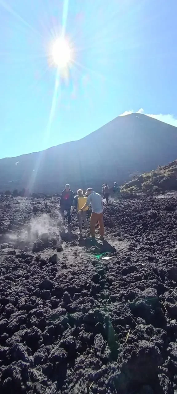 Cráter y campo volcánico del Pacaya, destino de excursiones desde Antigua