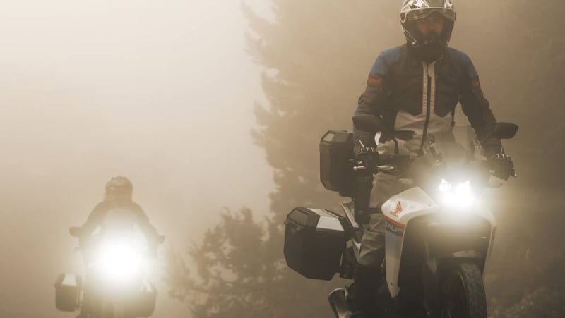 Motociclisti con abbigliamento e bagagli da viaggio