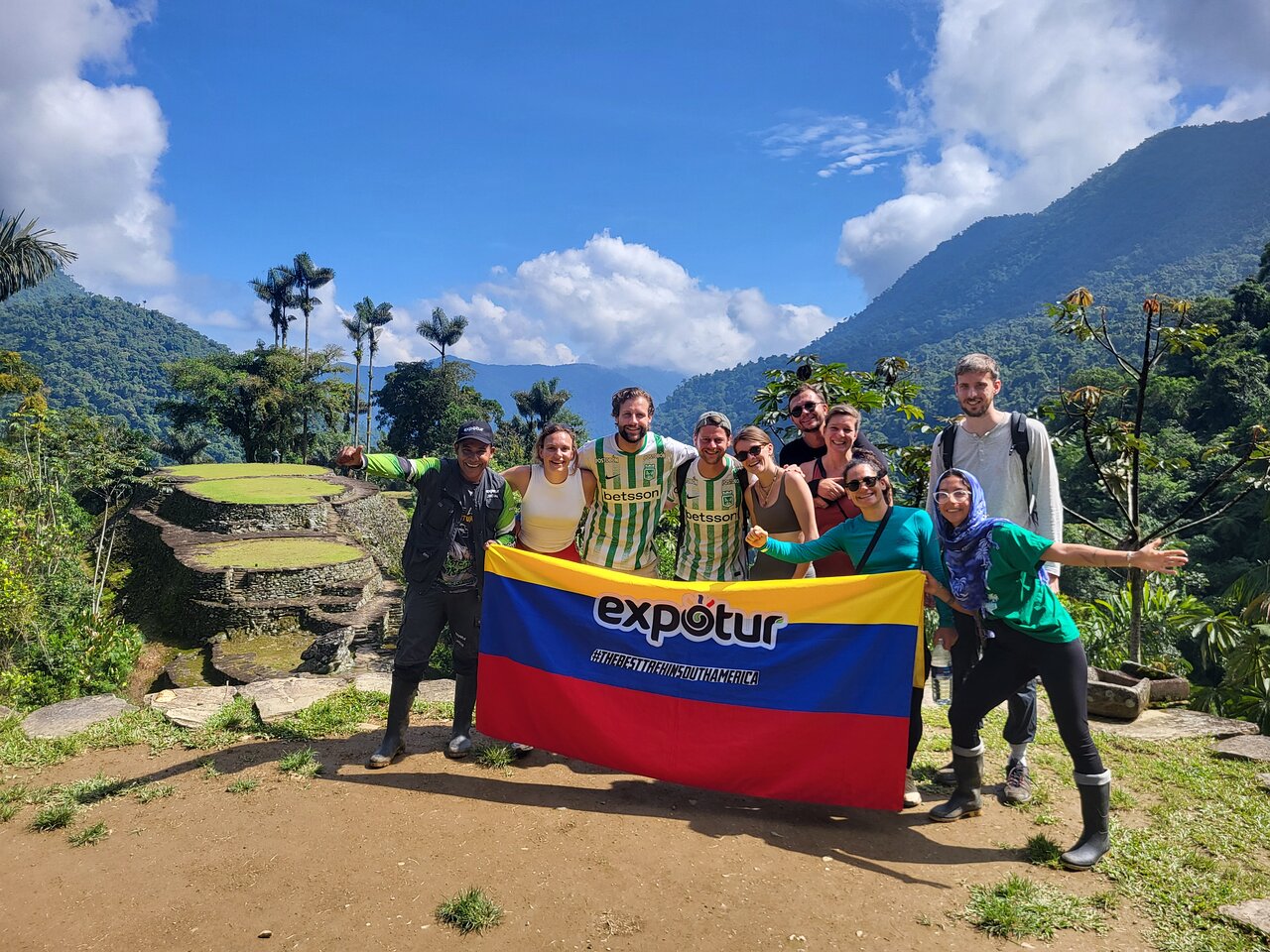 Grupo de viajeros durante una excursión de Expotur