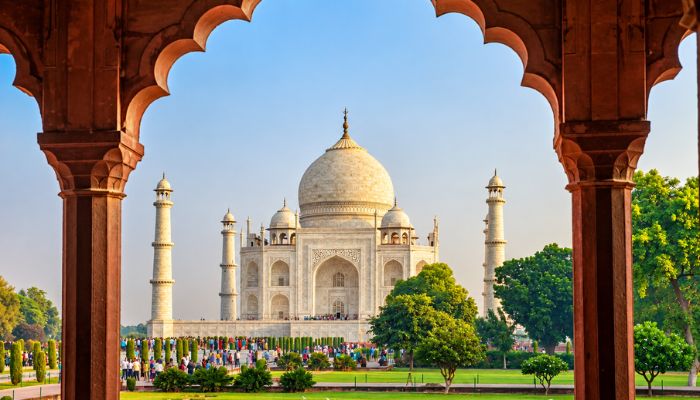 Vista del Taj Mahal desde un arco de entrada.