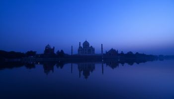 El Taj Mahal al anochecer, reflejado en el agua.