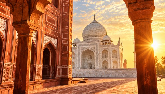 El Taj Mahal durante la salida del sol.