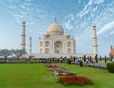 El Taj Mahal contemplado desde los jardines.