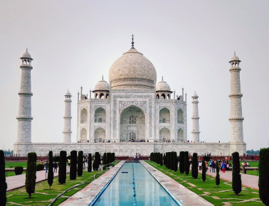 Vista frontal del Taj Mahal y sus jardines.