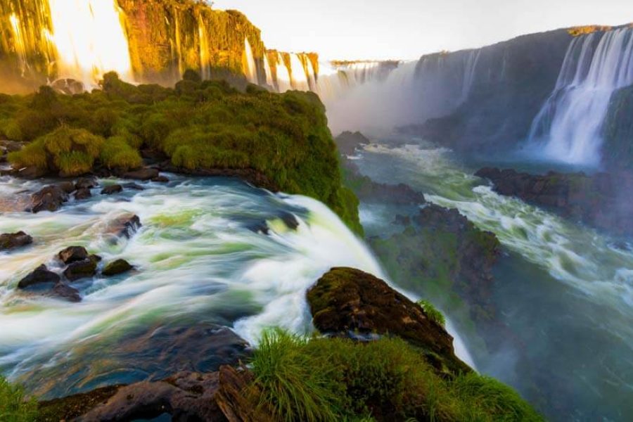 Vista panorámica de las cataratas desde Brasil, imagen de Aguas Grandes DMC