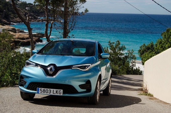 Un coche de alquiler junto a la costa de Ibiza