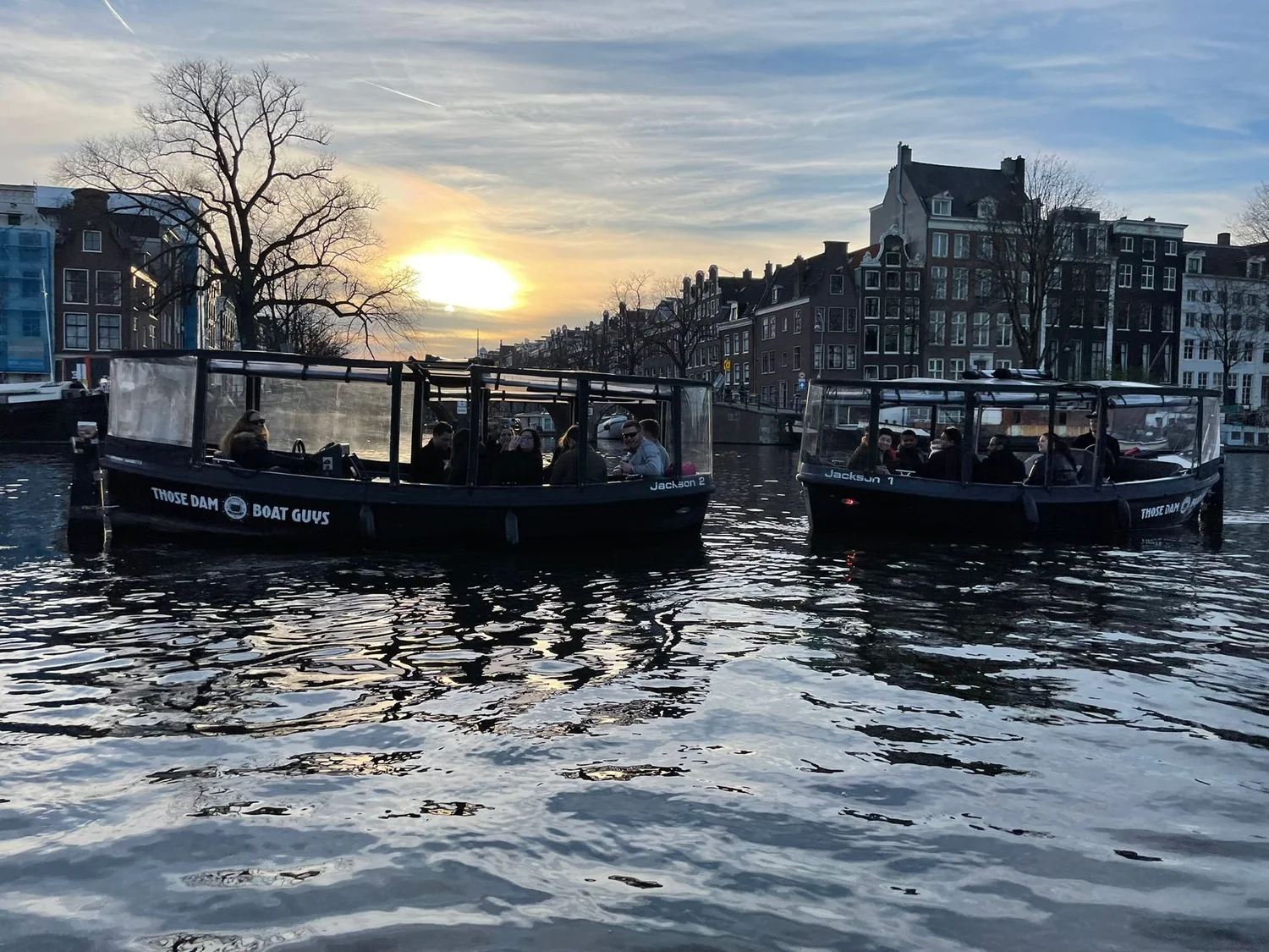Barco de Those Dam Boat Guys en los canales de Ámsterdam