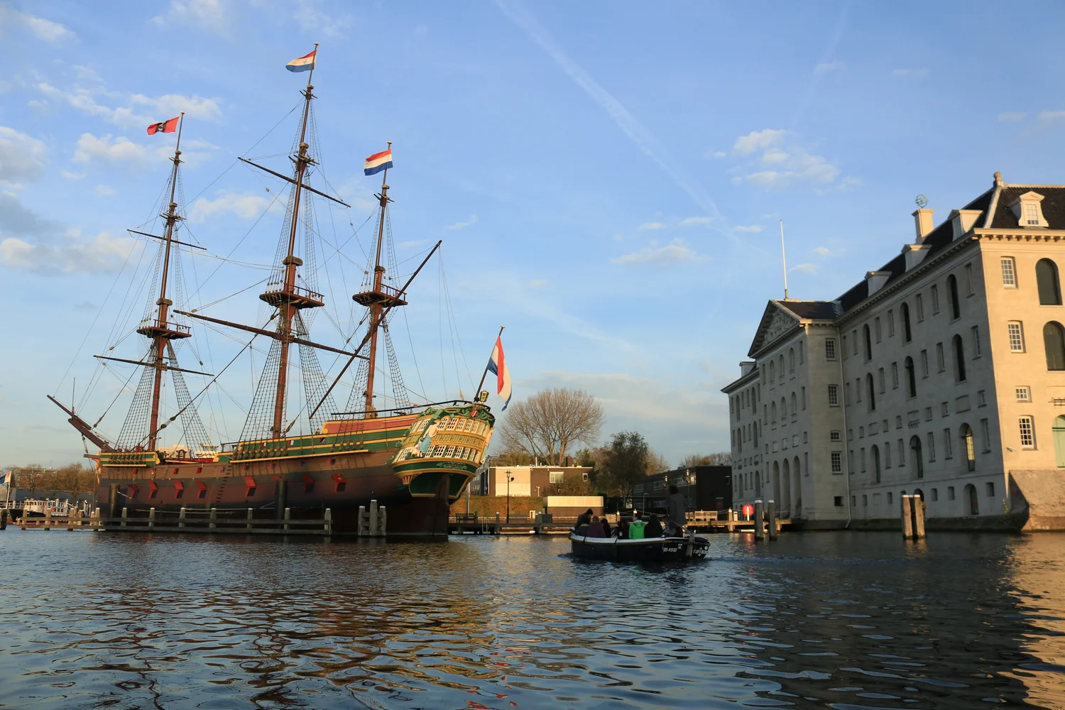 Paseo en barco frente a un barco histórico en Ámsterdam