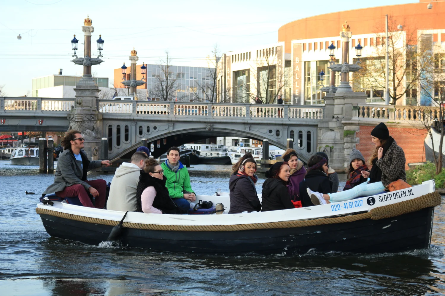 Grupo de viajeros a bordo de Those Dam Boat Guys