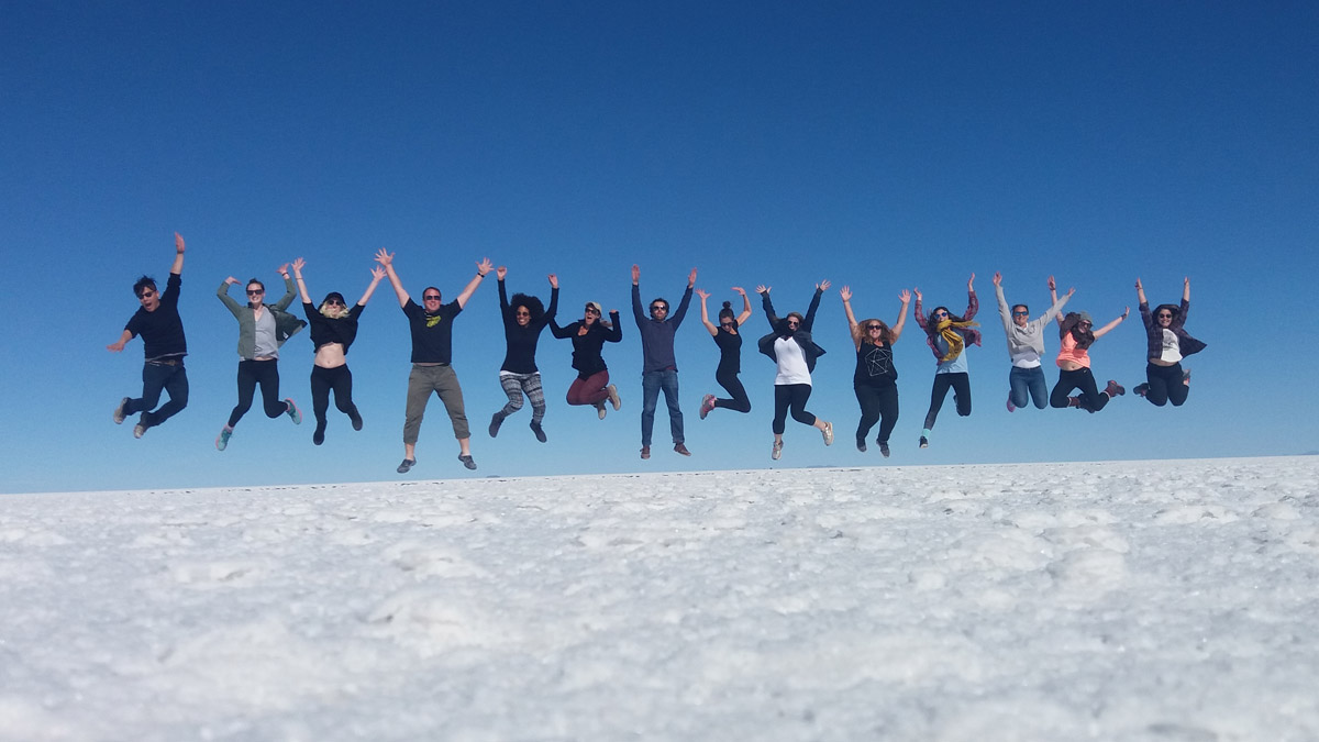 Grupo de viajeros en el paisaje blanco del Salar de Uyuni