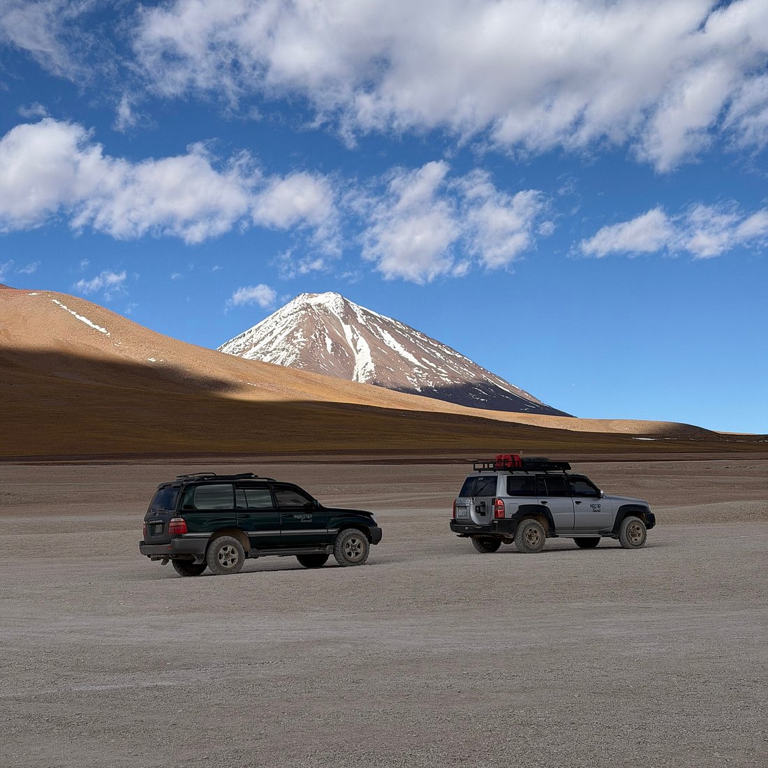 Vehículos 4x4 en una ruta del altiplano, foto de viajero publicada en Tripadvisor