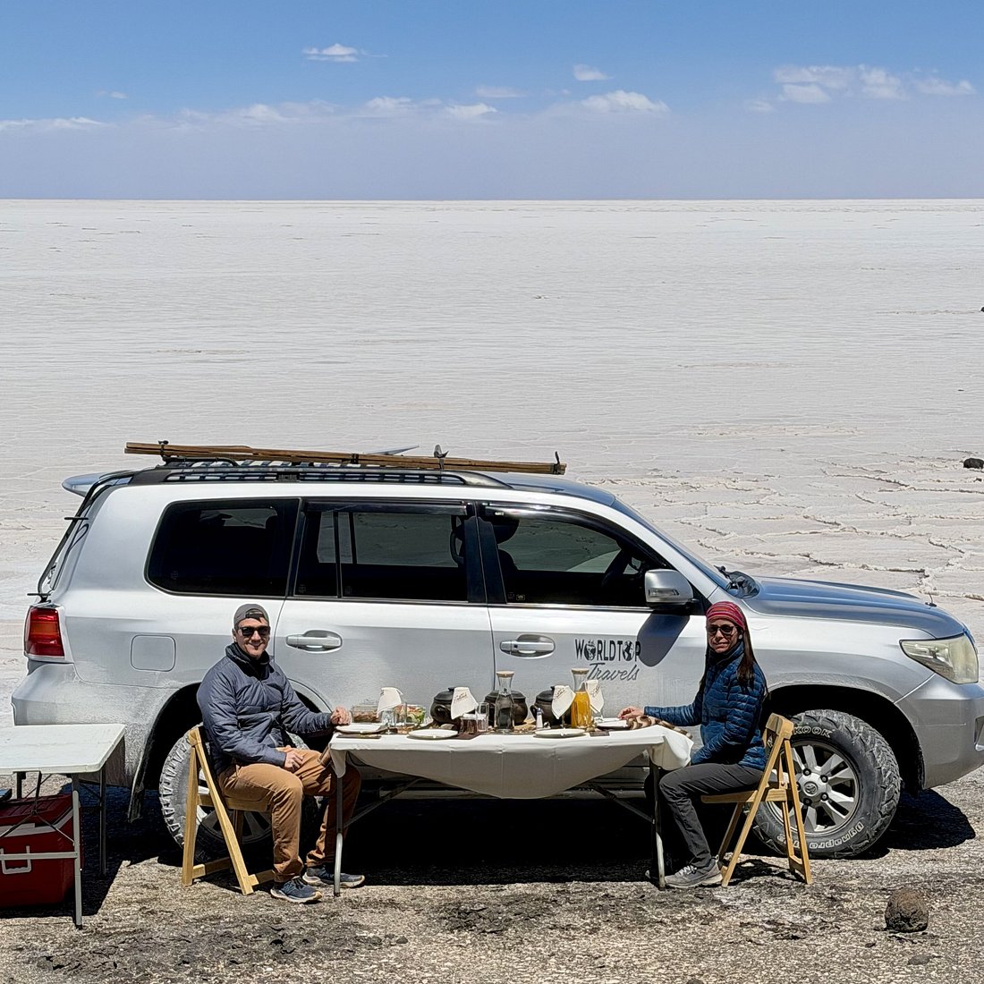 Pausa de comida al aire libre junto a un vehículo, foto de viajero publicada en Tripadvisor