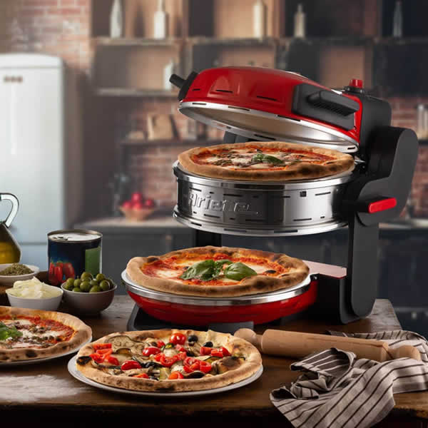 Forno per pizza Ariete in uso con pizze appena preparate