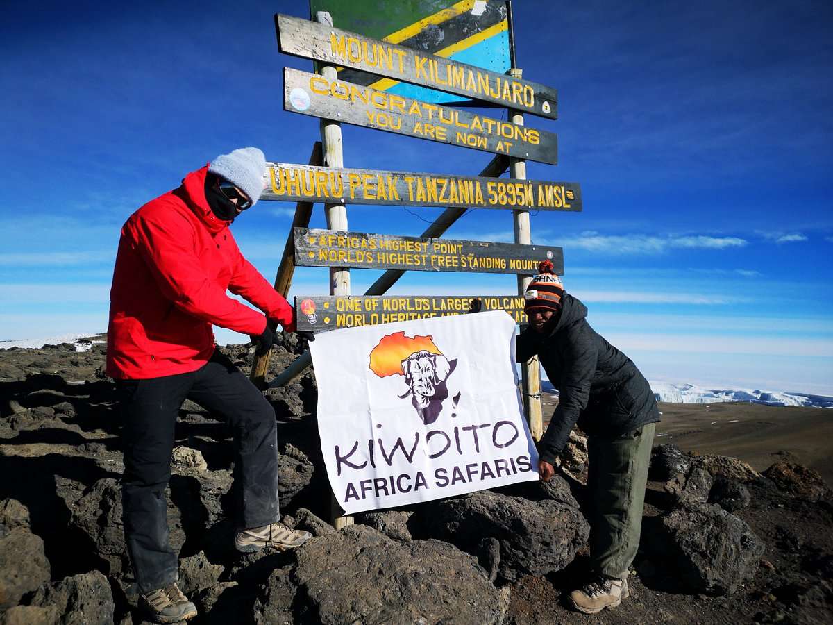Excursionistas en la cumbre de Kilimanjaro durante una ascensión anunciada por Kiwoito.