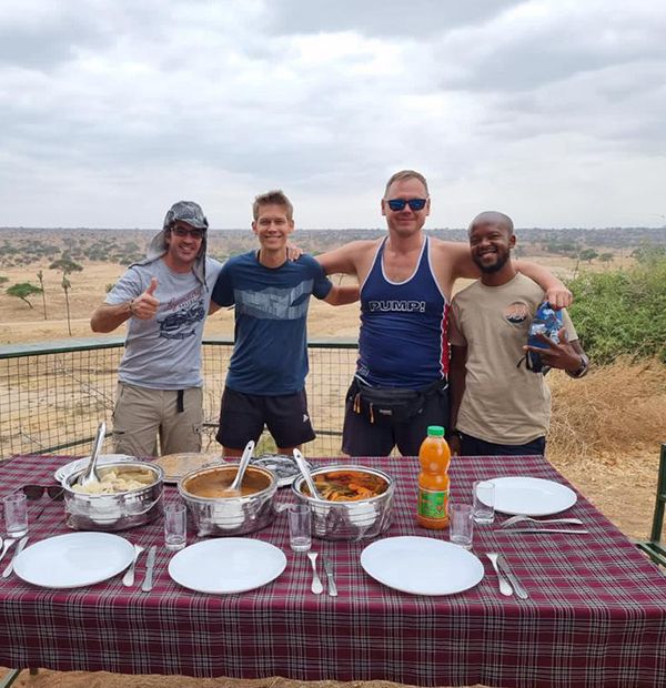Mesa preparada al aire libre durante una experiencia de safari, imagen de la galería oficial.