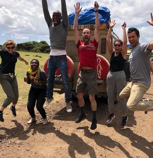 Grupo de viajeros saludando durante una salida de Suricata Safaris, fotografía publicada por la empresa.