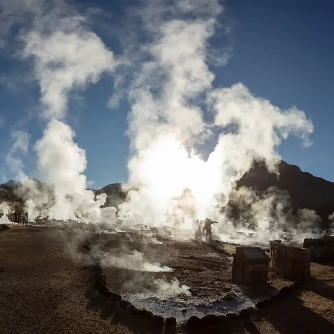 Fumarolas al amanecer en los géiseres del Tatio, galería oficial de Atacama Tours