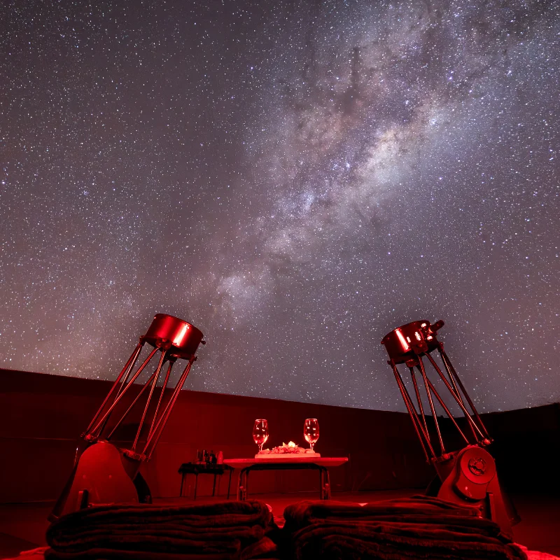 Telescopios bajo el cielo nocturno de Atacama, galería oficial de Atacama Tours