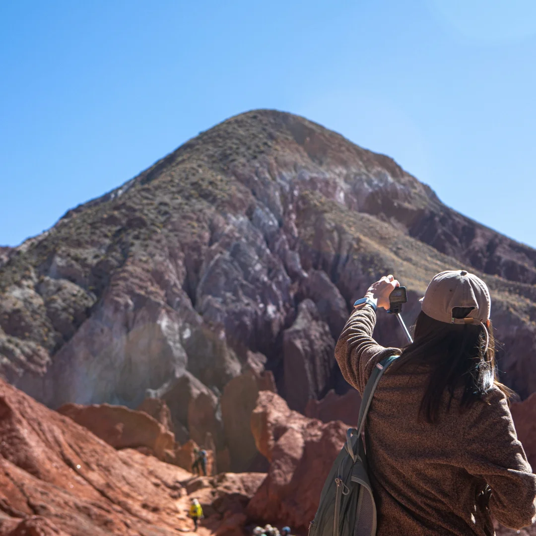 Viajera fotografía formaciones del Valle del Arcoíris, galería oficial de Atacama Tours