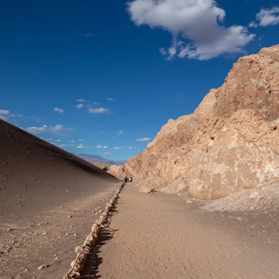Sendero entre formaciones del Valle de la Luna, galería oficial de Atacama Tours