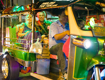 Tuk-tuk recorre Bangkok durante un tour gastronómico nocturno