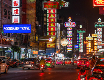 Calle de Yaowarat iluminada en Chinatown de Bangkok