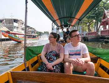 Pasajeros recorren un canal de Bangkok en barco