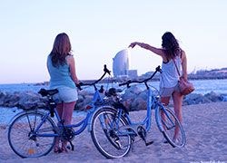 Bicicletas junto al litoral en una imagen de Born Bike Tours Barcelona