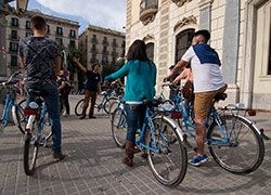 Grupo en bicicleta durante un recorrido histórico de Born Bike Tours Barcelona