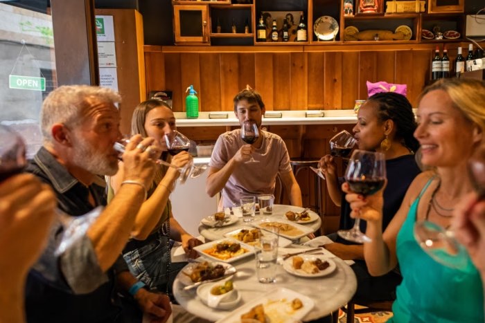 Grupo durante una experiencia gastronómica en el centro histórico de Barcelona