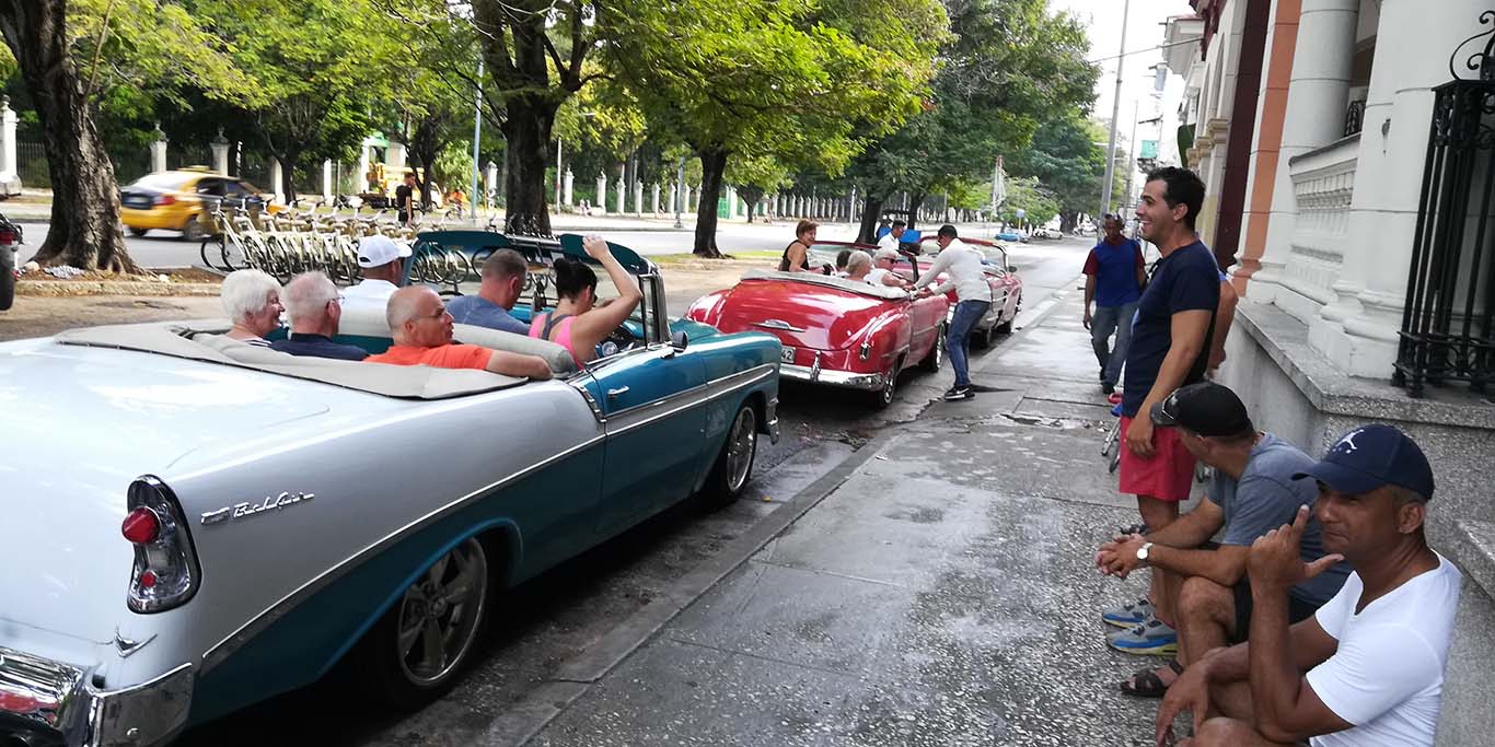 Automóviles clásicos en un tour publicado por la agencia