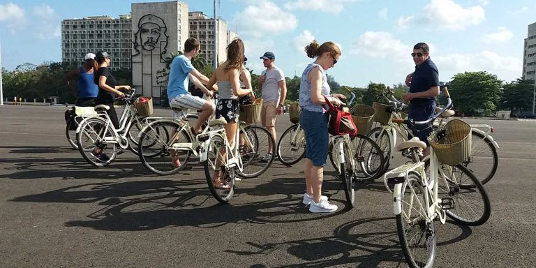 Grupo durante un tour en bicicleta publicado por Bike Rental & Tours Havana