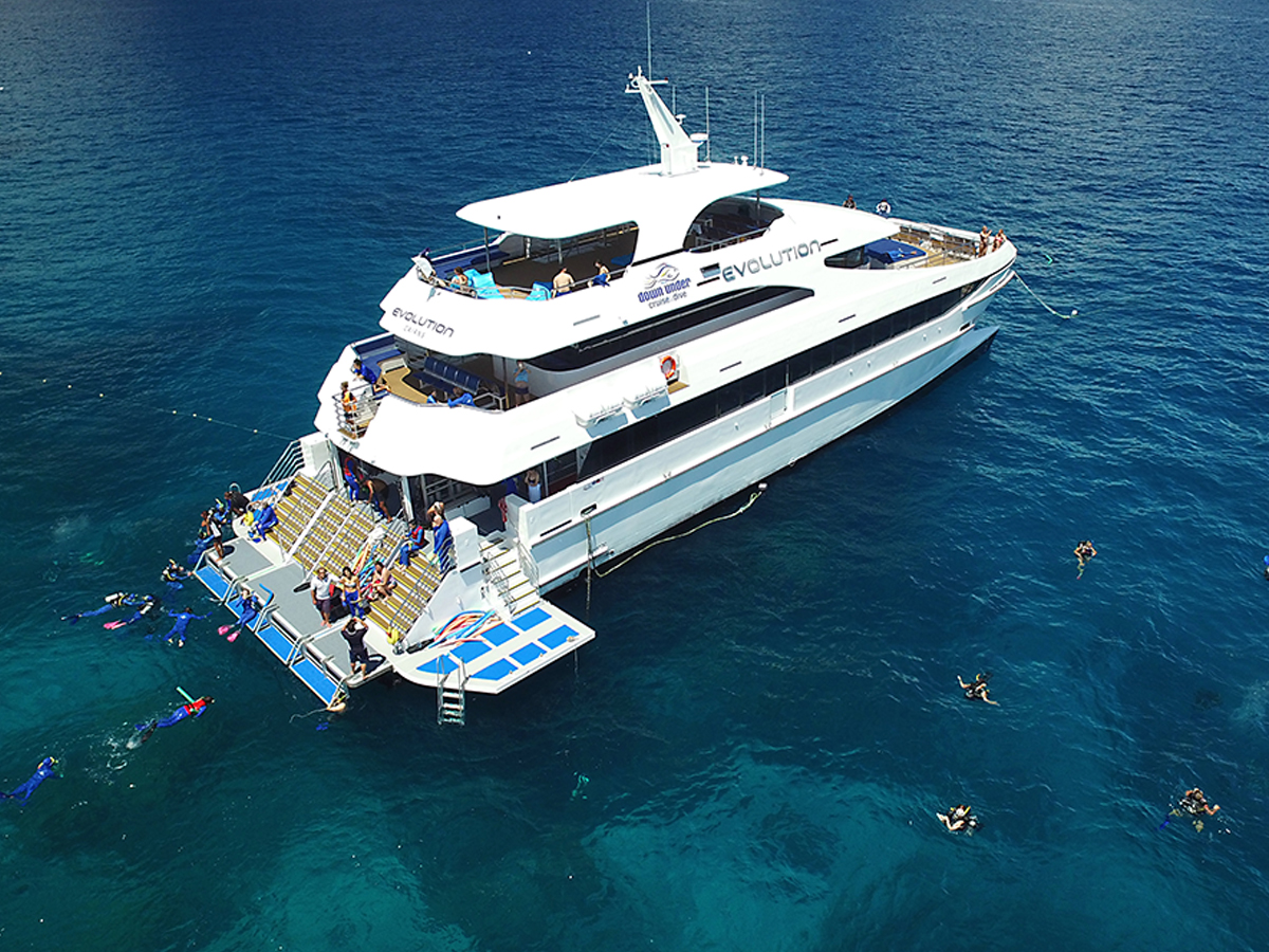 Barco de excursión al arrecife disponible en el catálogo de la agencia.
