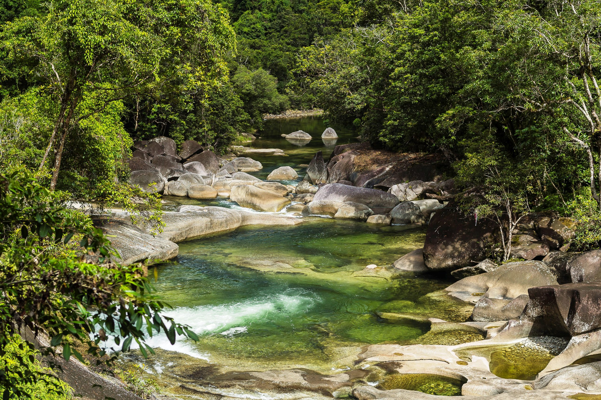 Formaciones de agua y selva en Babinda Boulders.