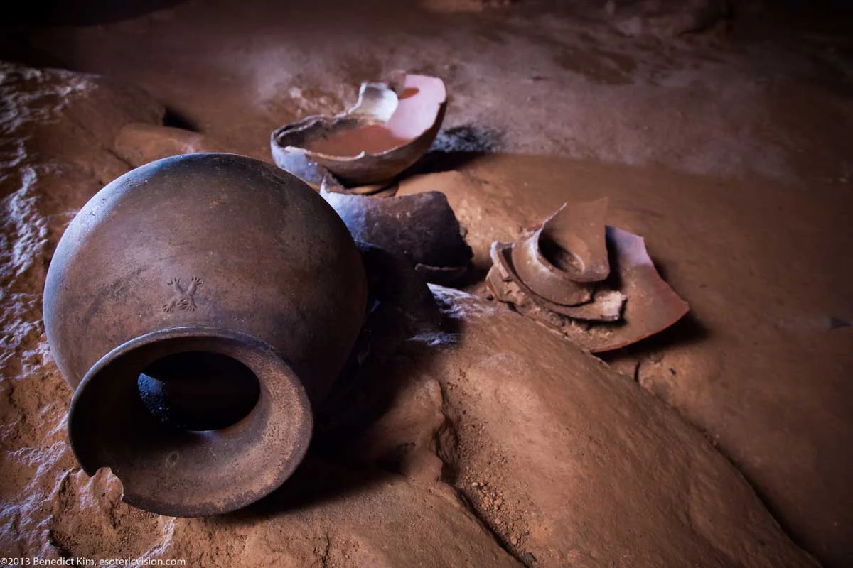 Vasijas arqueológicas en el recorrido de la cueva ATM