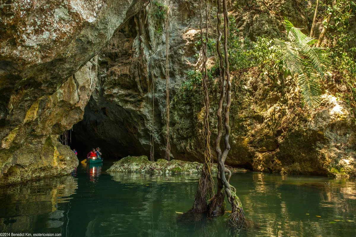 Canoa en Barton Creek Cave