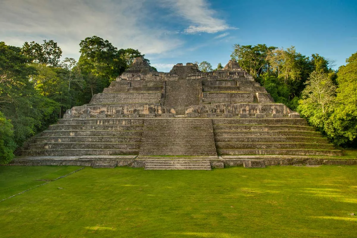 Templo maya de Caracol entre la vegetación