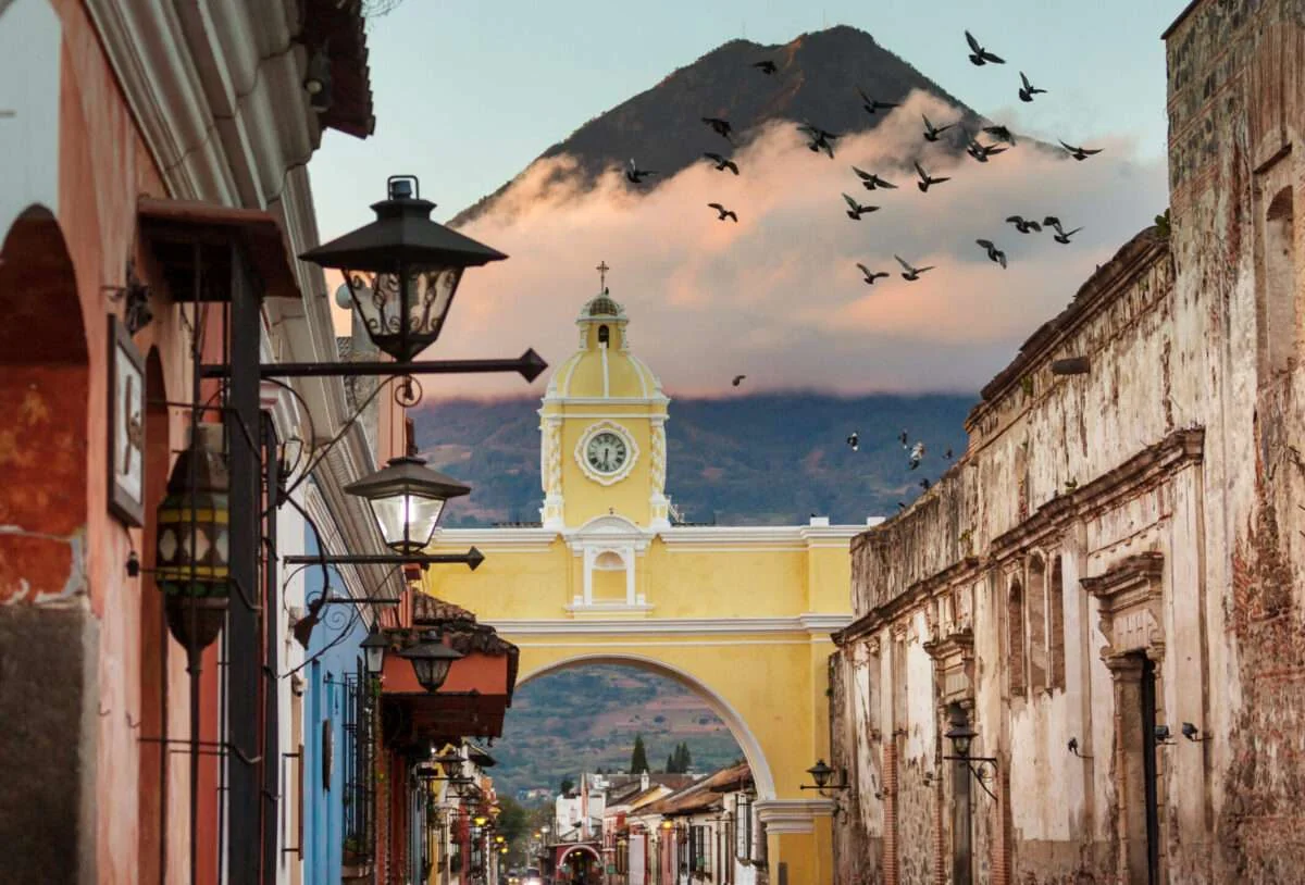 Arco de Santa Catalina y arquitectura colonial de Antigua Guatemala
