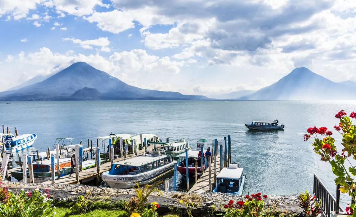 Embarcaciones y volcanes en el lago de Atitlán