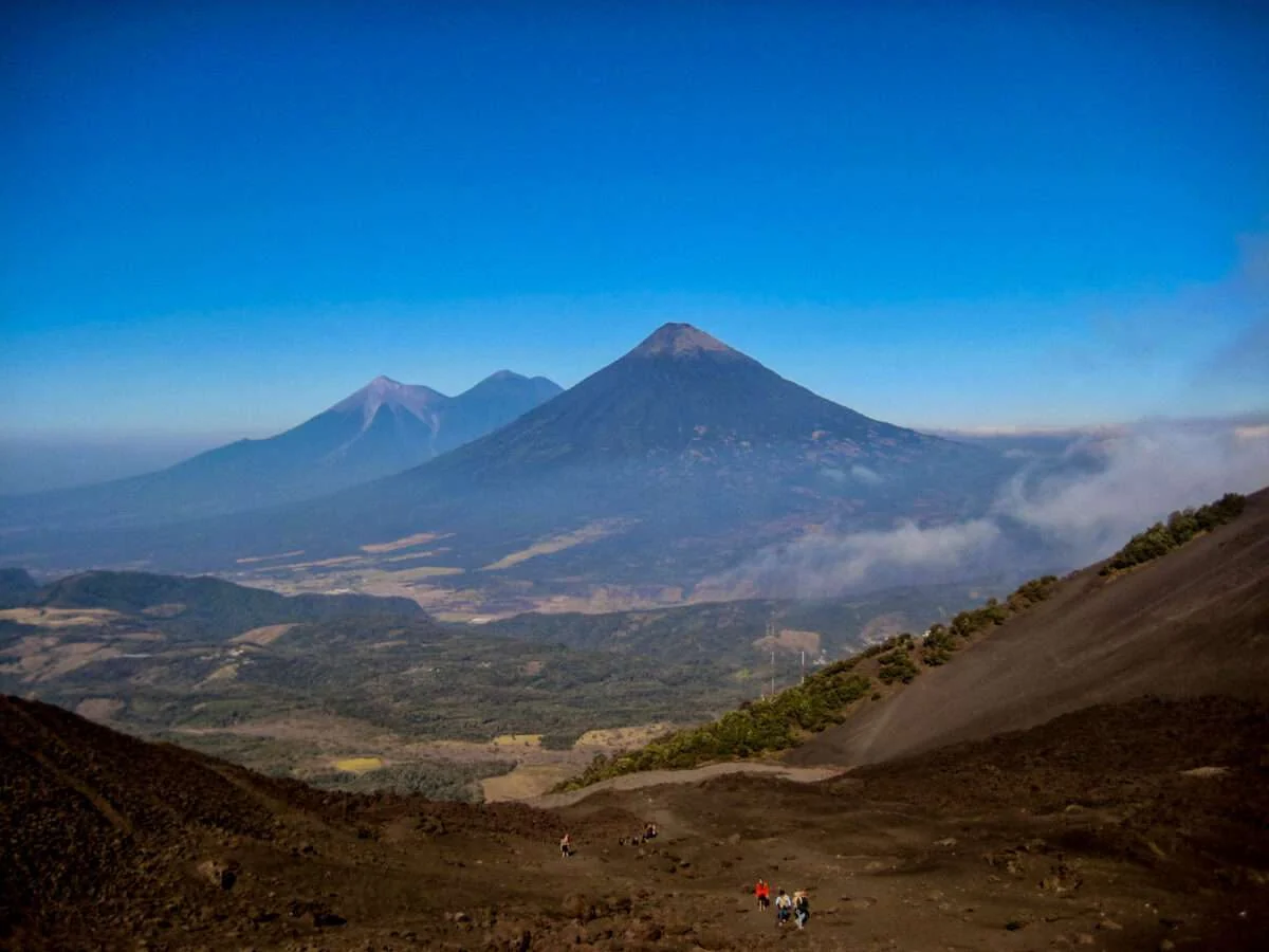 Vista de los volcanes desde el Pacaya durante una excursión