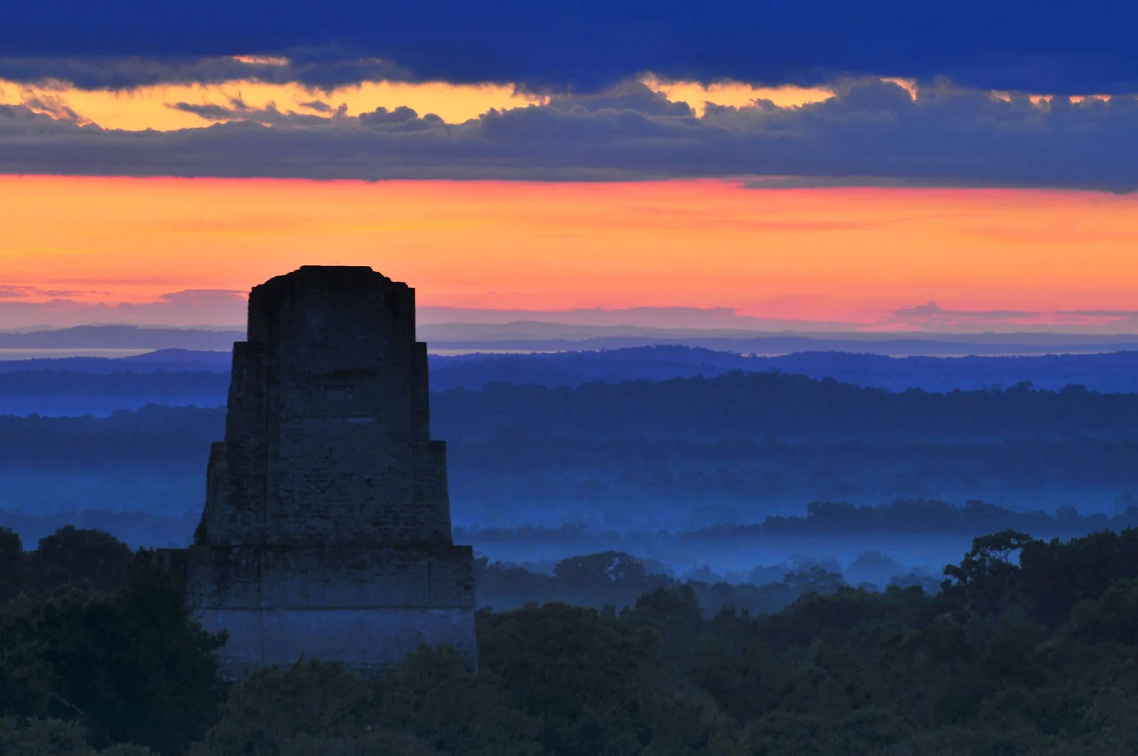 Templo maya de Tikal al amanecer
