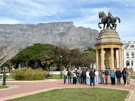 Grupo frente a un monumento histórico del centro de Ciudad del Cabo.
