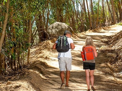 Familia en una finca rural, imagen vinculada a las experiencias familiares anunciadas por la empresa.