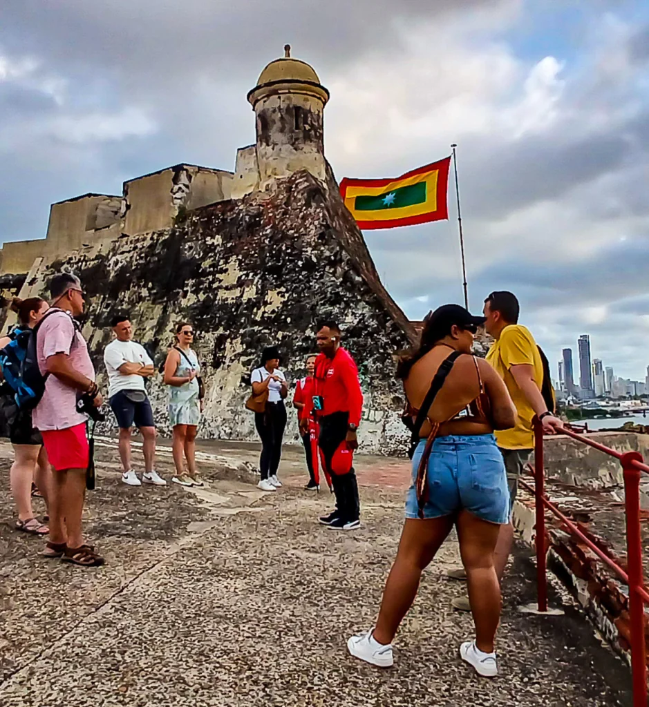 Guía presenta las murallas históricas de Cartagena durante un tour
