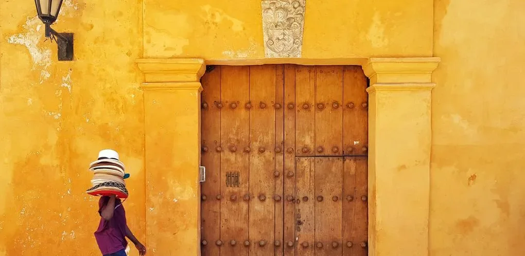Visitante recorre una calle colonial incluida en experiencias locales